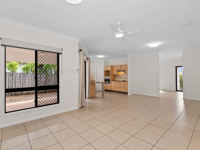 4 BEDROOMS HOUSE WITH A OUTDOOR FIRE PIT AREA IN RIVERSIDE GARDENS AVAILABLE NOW!