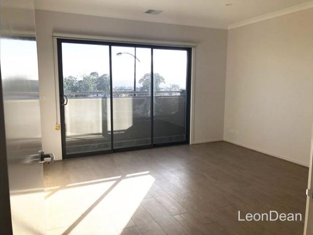 4 Bedrooms + Study Beauty House in The Range Croydon