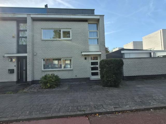 4 bedrooms Surface Area: 135m2 Furnished
