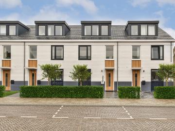 4 bedrooms Surface Area: 151m2 Furnished
