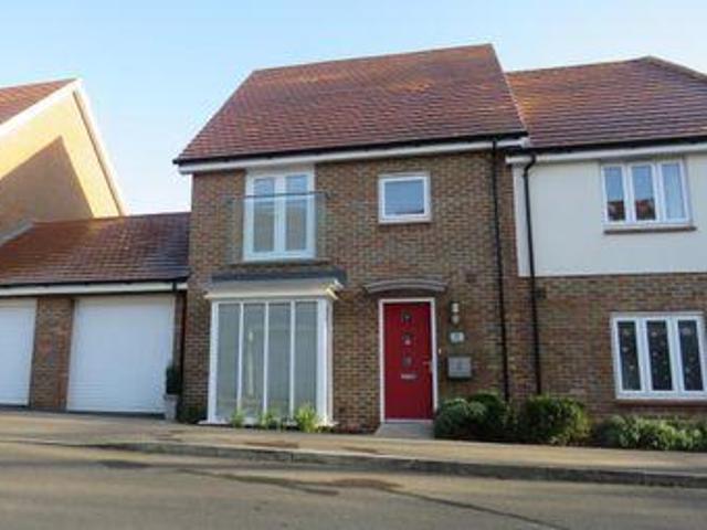 4 Bedrooms Semi detached house for sale in Skylark Way, Burgess Hill RH15