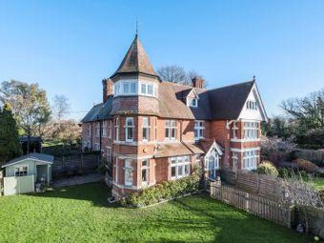 4 Bedrooms Semi detached house for sale in Wisborough Lodge, Billingshurst Road, Wisborough Green RH14