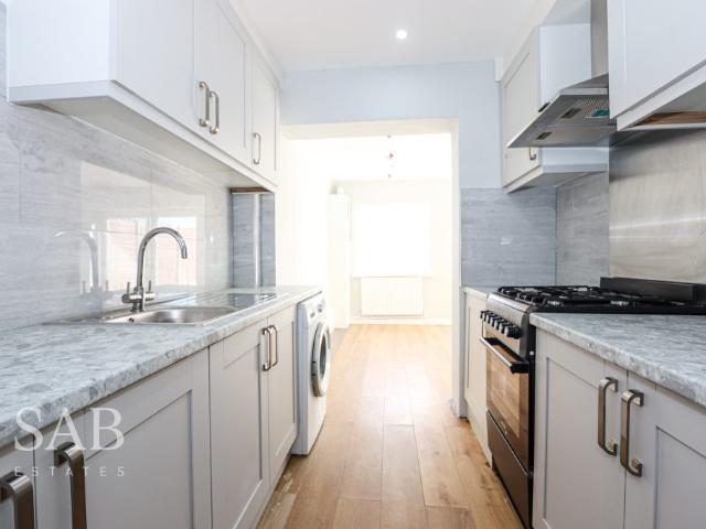 4 Bedrooms Terraced House to Let