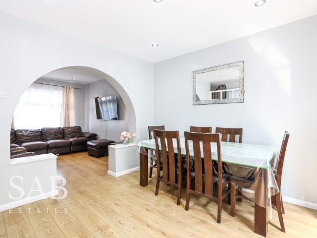 4 Bedrooms Terraced House to Let
