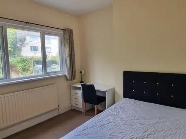 4 bedrooms 2 bathrooms