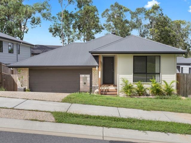 4 BEDROOMS & 2 LIVING AREAS