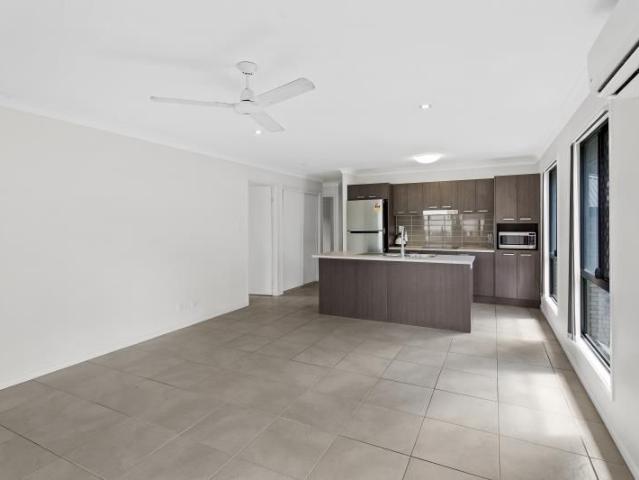 4 BEDROOMS & 2 LIVING AREAS