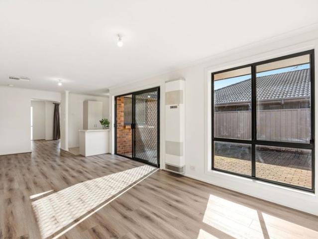 4 BEDROOMS, 2 LIVING, 2 BATHROOMS