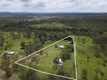 4 Bedrooms 5 Acres just 6 minutes to town