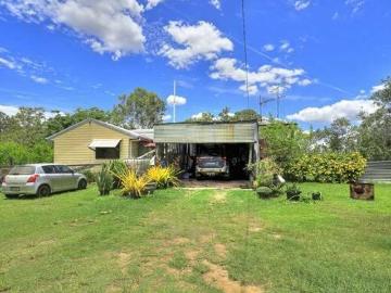 4 Bedrooms 5 Acres just 3 minutes to town