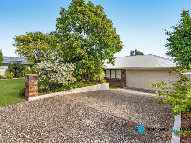 4 Beds + 2 Baths + 869m² + Quiet Cul de sac!