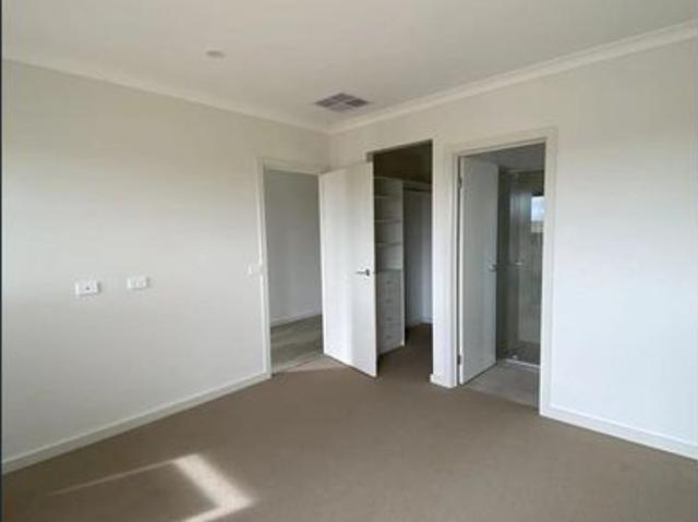 4 Beds 2 Baths 2 Carports $360/week 6/12 Months