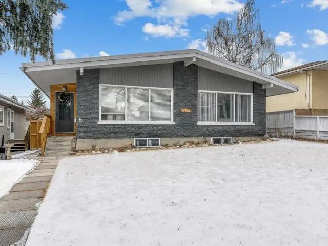 4 Beds, 2 kitchens, 2 bathrooms, 1 laundry + 1 garage + 1 parking pad