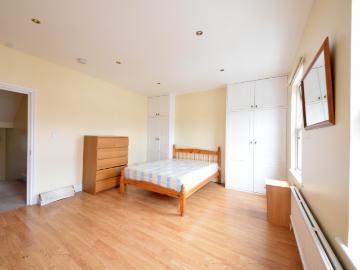 4 beds apartment For Rent