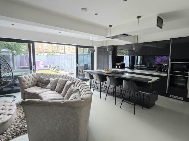 4 beds House For Rent