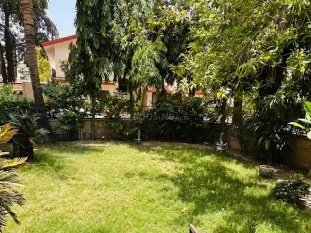 4 BHK Villa in Thaltej for resale Ahmedabad. The reference number is 21113807