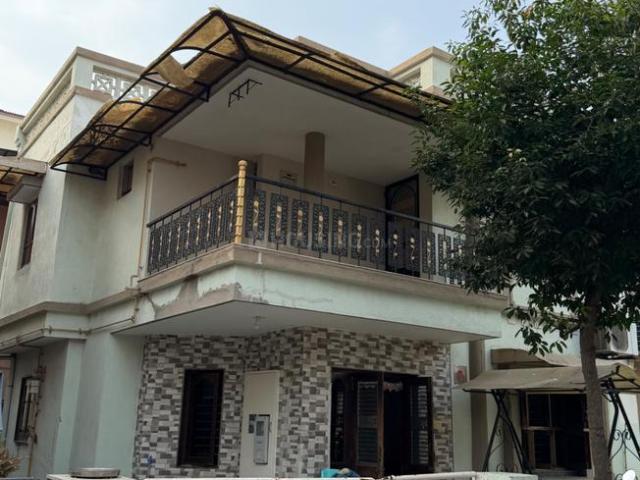 4 BHK Villa in Thaltej for resale Ahmedabad. The reference number is 21131056