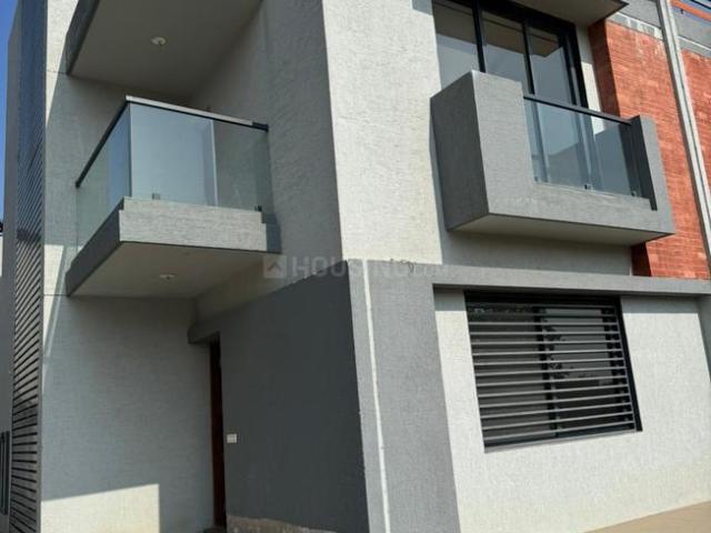 4 BHK Villa in Vaishno Devi Circle for rent Ahmedabad. The reference number is 20172126