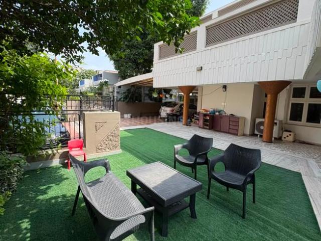4 BHK Villa in Ambawadi for resale Ahmedabad. The reference number is 21049355