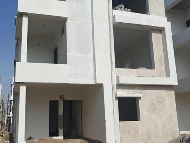 4 BHK Villa in Beeramguda for resale Sangareddy. The reference number is 20936687