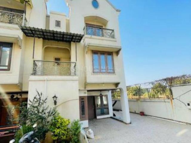 4 BHK Villa in Chandkheda for rent Ahmedabad. The reference number is 21034307