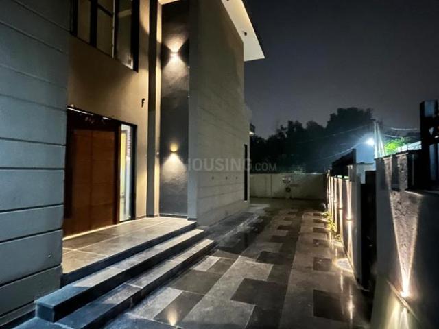 4 BHK Villa in Chhattarpur for rent New Delhi. The reference number is 20717023