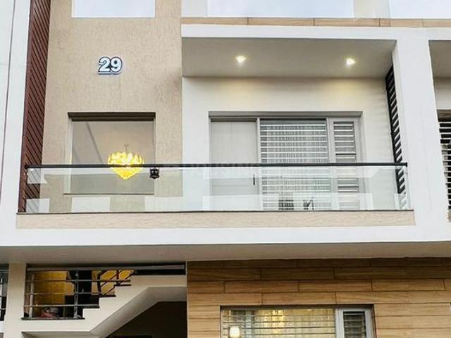4 BHK Villa in Gazipur for resale Zirakpur. The reference number is 19030486