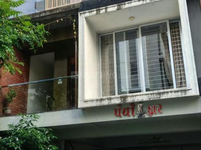 4 BHK Villa in Palanpur for resale Surat. The reference number is 21096301