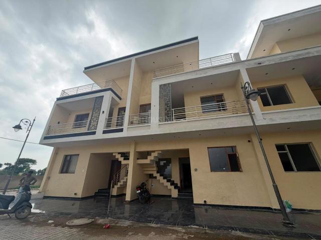 4 BHK Villa in PR7 Airport Road for resale Zirakpur. The reference number is 21353765