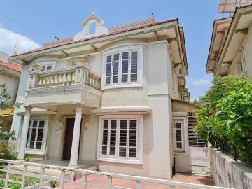 4 BHK Villa in Ramdev Nagar for rent Ahmedabad. The reference number is 19720905