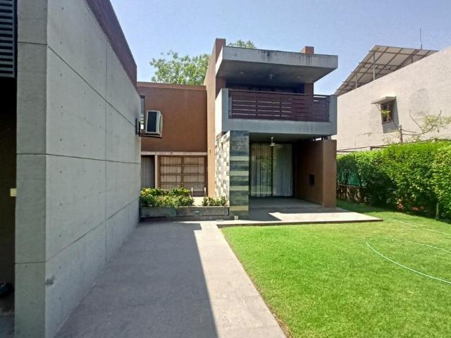 4 BHK Villa in Shantipura for rent Ahmedabad. The reference number is 12278878