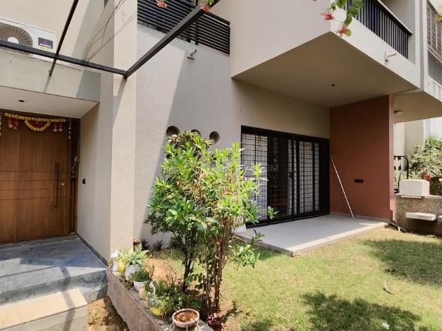 4 BHK Villa in Shantipura for rent Ahmedabad. The reference number is 20462751