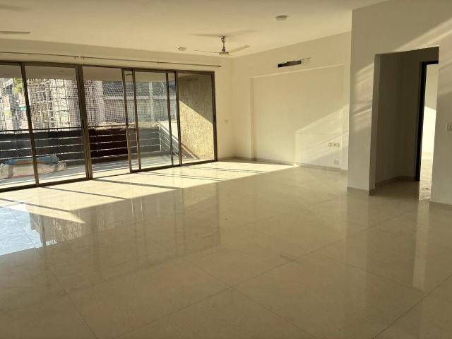 4 BHK Apartment in Ambawadi for rent Ahmedabad. The reference number is 20952267