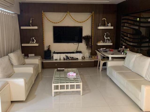 4 BHK Apartment in Ambawadi for resale Ahmedabad. The reference number is 20637838