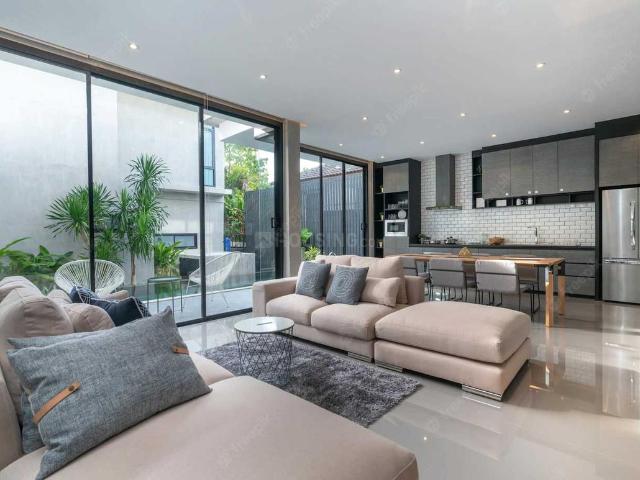 4 BHK Apartment in Andheri West for resale Mumbai. The reference number is 19327370
