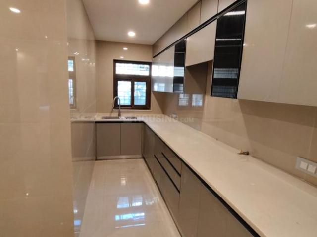 4 BHK Apartment in Ashok Vihar for rent New Delhi. The reference number is 20112969