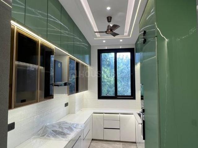 4 BHK Apartment in Ashok Vihar for resale New Delhi. The reference number is 21113060