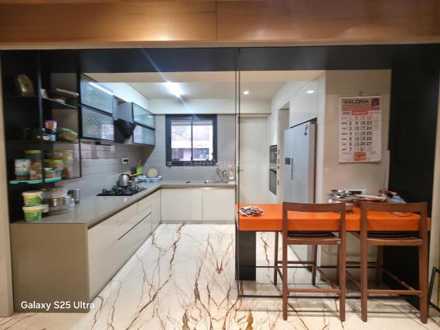 4 BHK Apartment in Bodakdev for rent Ahmedabad. The reference number is 20695730