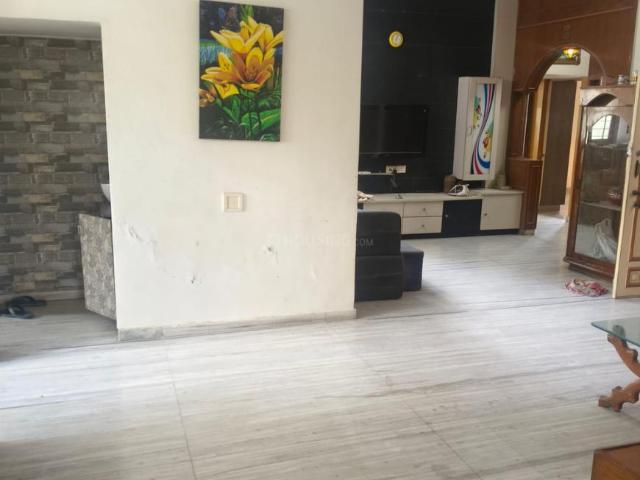 4 BHK Apartment in Kankaria for rent Ahmedabad. The reference number is 15432578