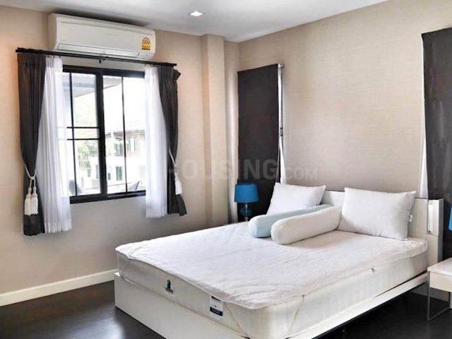 4 BHK Apartment in Khar West for resale Mumbai. The reference number is 19407468