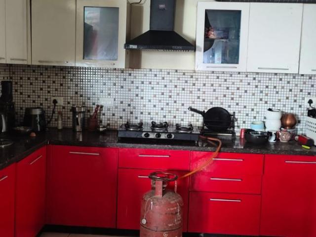 4 BHK Apartment in Indirapuram for rent Ghaziabad. The reference number is 14718408