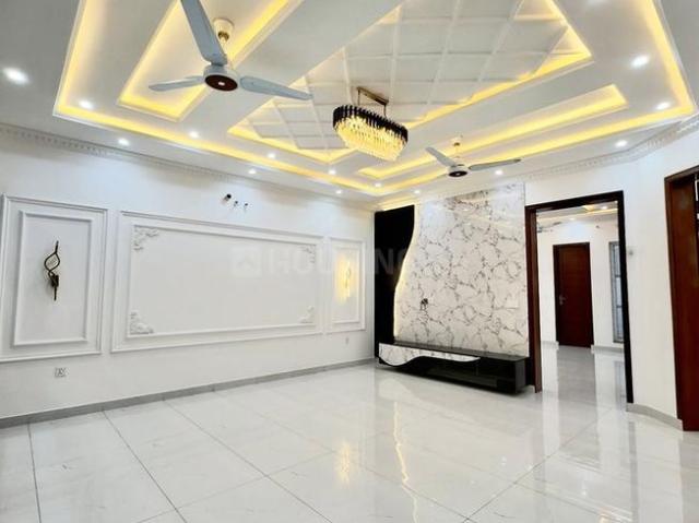 4 BHK Apartment in Sector 105 for resale Noida. The reference number is 19846222