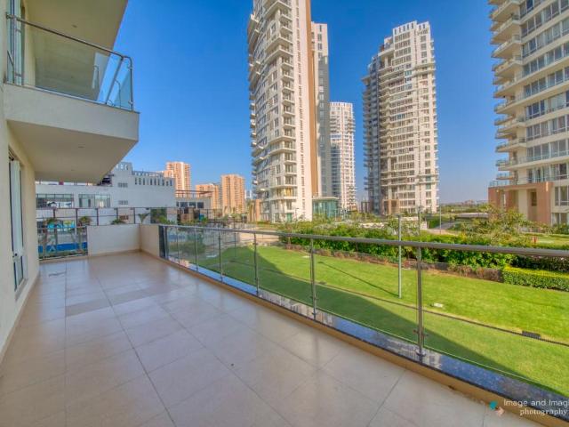 4 BHK Apartment in Sector 62 for resale Gurgaon. The reference number is 21082133