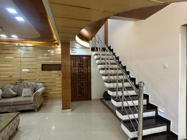 4 BHK Apartment in Sector 6 Dwarka for rent New Delhi. The reference number is 21195773
