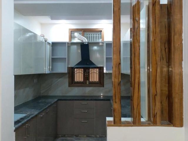 4 BHK Apartment in Shalimar Garden for resale Ghaziabad. The reference number is 8002380