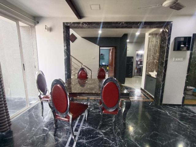 4 BHK Apartment in Subhanpura for rent Vadodara. The reference number is 18140397