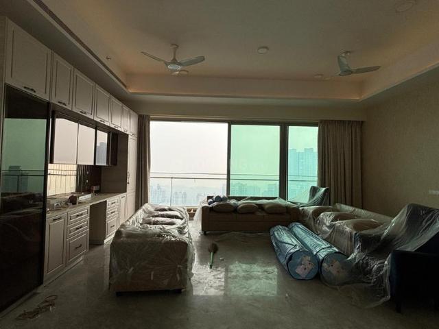4 BHK Apartment in Parel for rent Mumbai. The reference number is 19710904