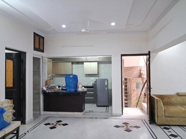 4 BHK Apartment in Paschim Vihar for resale New Delhi. The reference number is 19282738