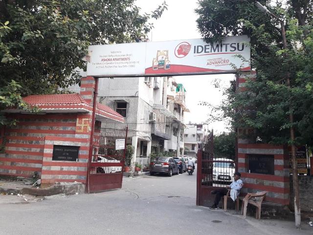 4 BHK Apartment in Paschim Vihar for resale New Delhi. The reference number is 21359315