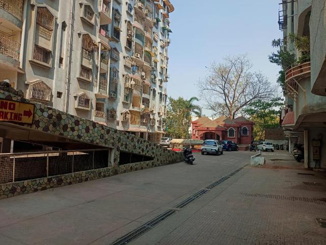 4 BHK Apartment in Ramdev Nagar for resale Ahmedabad. The reference number is 21056070